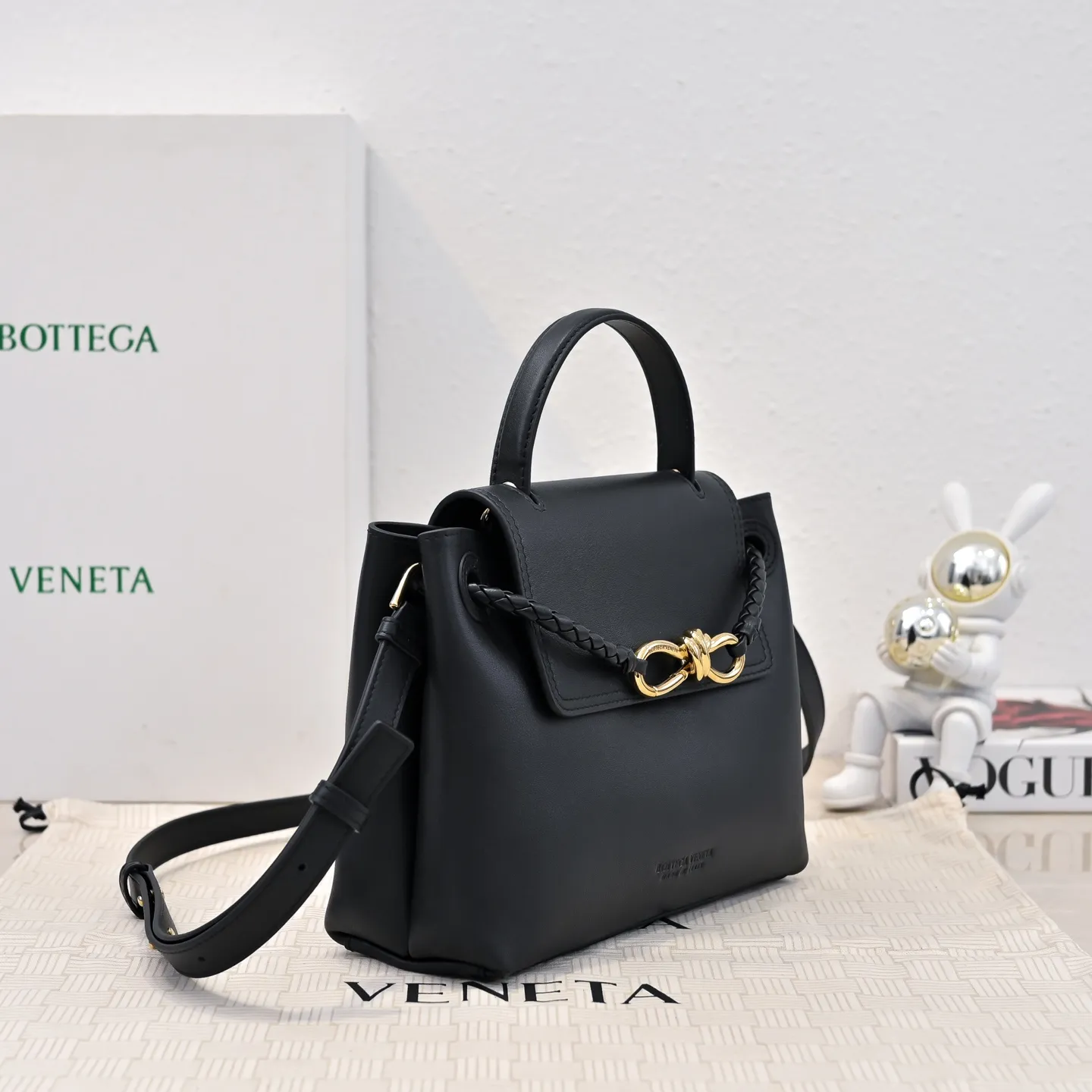 Batch 2060 #Bv New Small Ciao Ciao Handbag Who carried the cute little Ciao Ciao out on the street❣️Made of Dutch Silky Calf calfskin ~ silky to the touch. The leather is thick, and the suede lining is soft and comfortable. The relaxed feeling of stacked smooth leather, the representative woven element shoulder strap, and the perfect embellishment of golden buckles💥The unique bag shape is casual and exquisite, and super practical☄️Carry Ciao Ciao to accompany you in various occasions, and be the most stylish you🎀 Size: 26x19x10.5 Style No. 5835#
